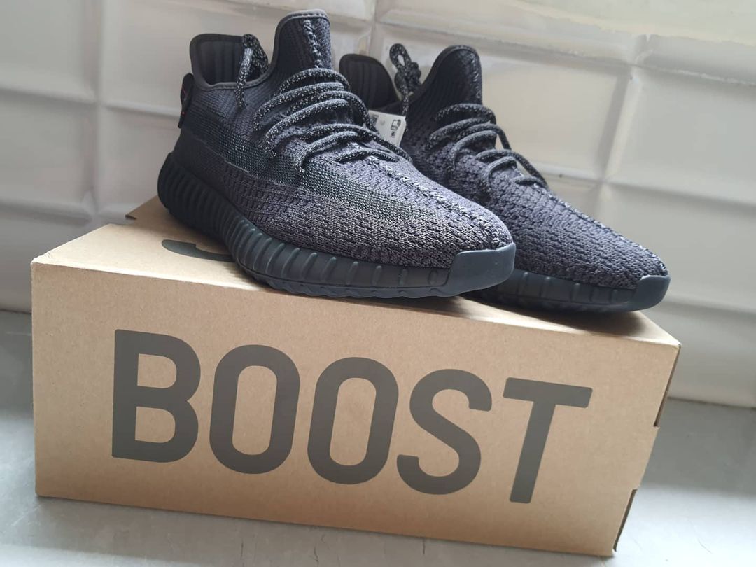 Yeezy 350 v2 black