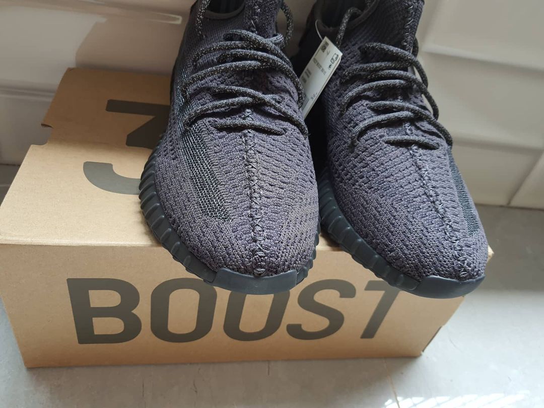 Yeezy 350 v2 black